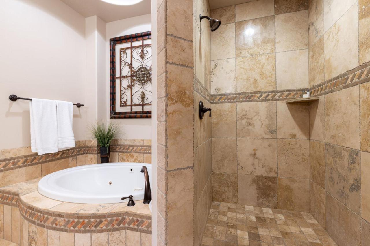 D5-Coral Springs Poolside-Ground Floor 3-Bedroom Hillside View Hurricane Room photo
