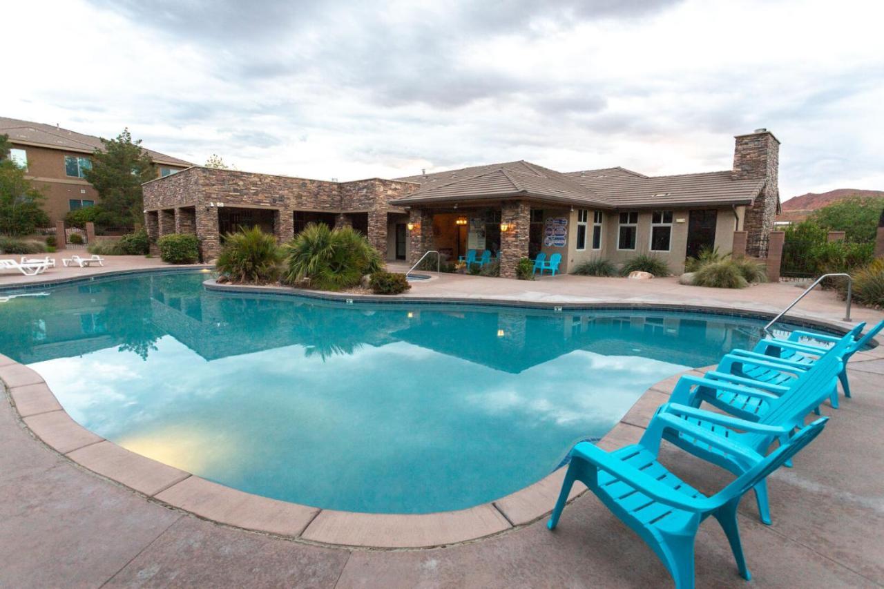 D5-Coral Springs Poolside-Ground Floor 3-Bedroom Hillside View Hurricane Room photo