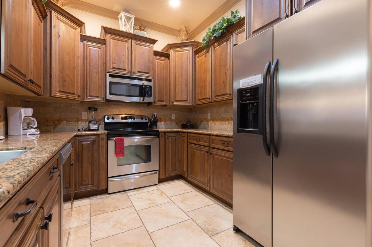 D5-Coral Springs Poolside-Ground Floor 3-Bedroom Hillside View Hurricane Room photo