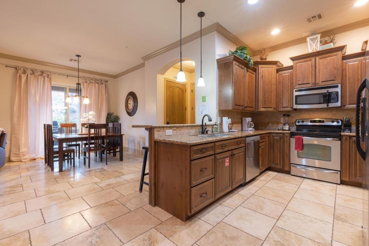 D5-Coral Springs Poolside-Ground Floor 3-Bedroom Hillside View Hurricane Room photo