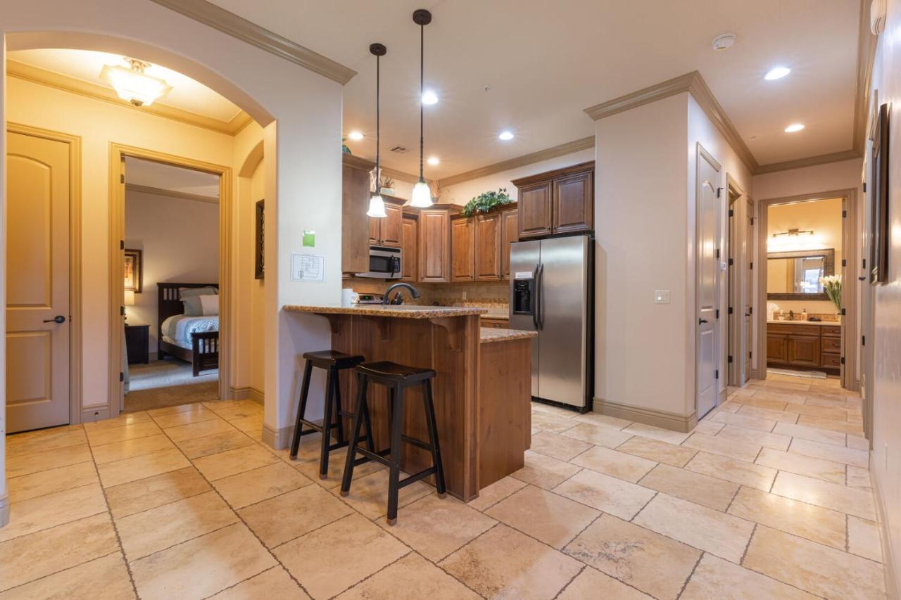 D5-Coral Springs Poolside-Ground Floor 3-Bedroom Hillside View Hurricane Room photo