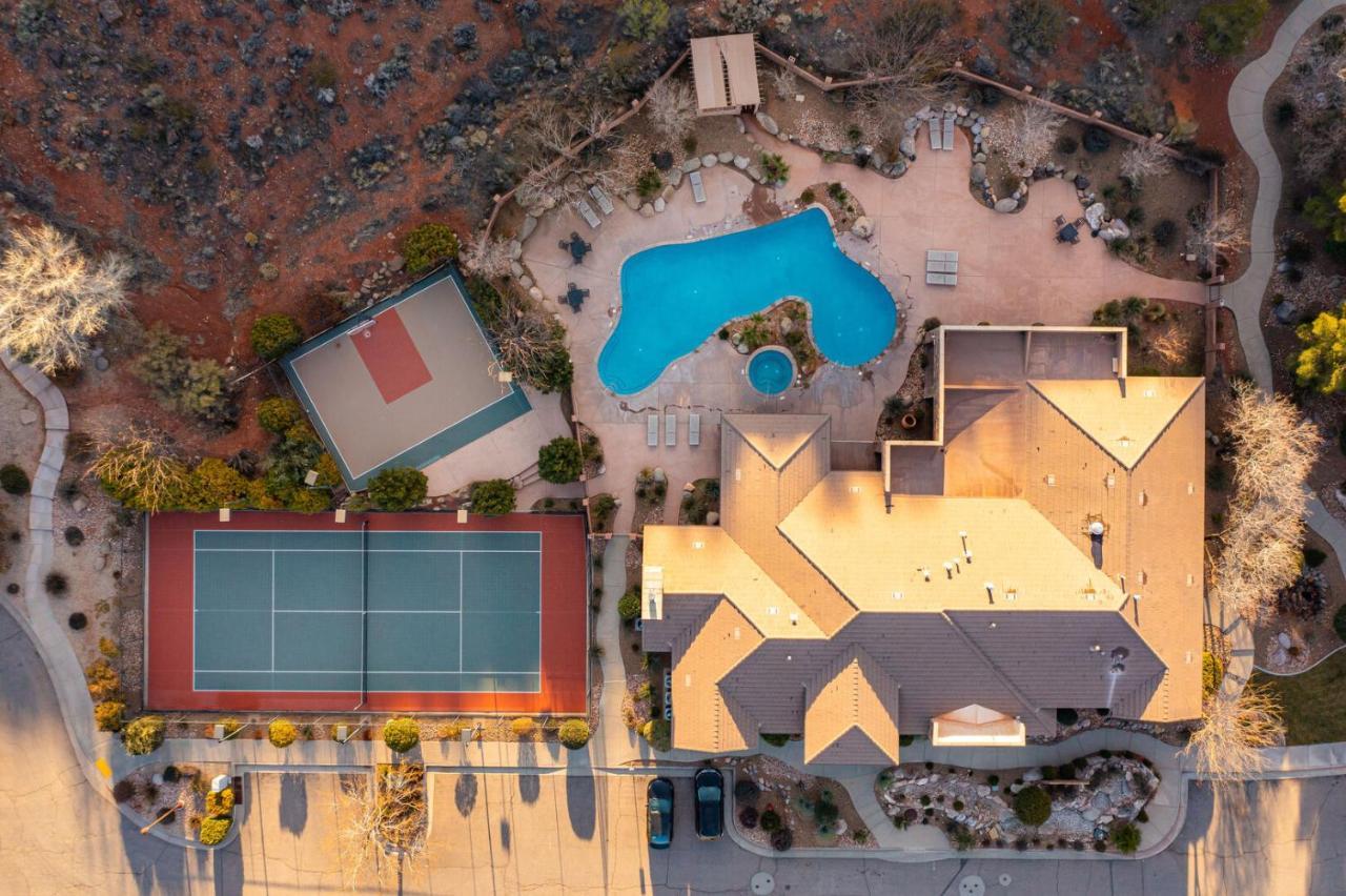 D5-Coral Springs Poolside-Ground Floor 3-Bedroom Hillside View Hurricane Room photo